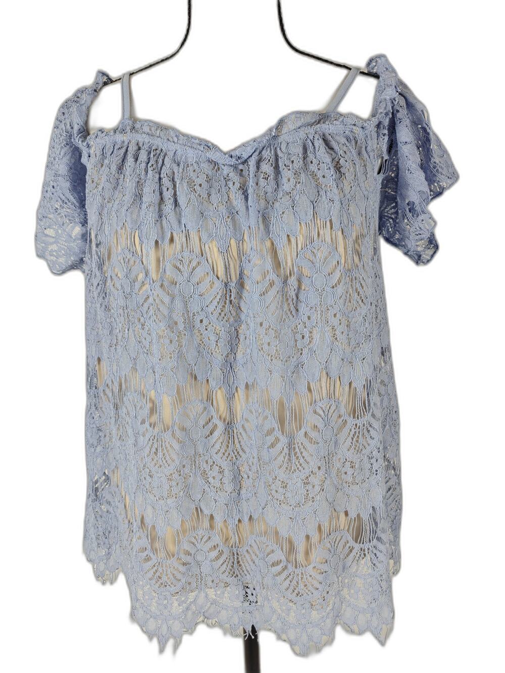 Women’s Blue Rain Lace Cold Shoulder Top Light Blue Size Medium NWT